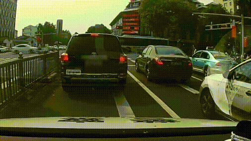 位正在执勤的交警在一个十字路口想尽各种办法为后面的黑色轿车开道警