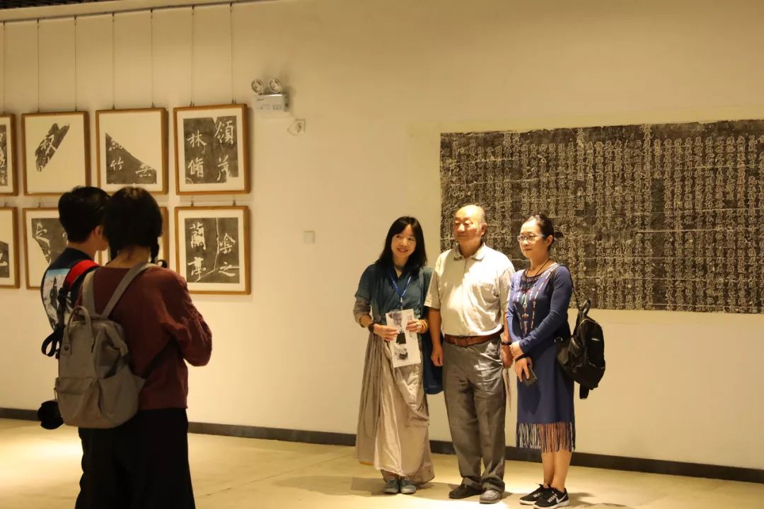 参观者与中国著名古字画装裱修复专家廖定一合影留念 瑨君/摄"贺老的