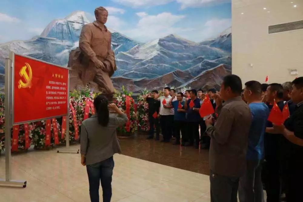 村委会主任前往孔繁森纪念馆,张家楼烈士陵园参观学习,通过参观红色