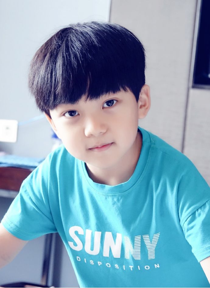 李庆誉《我是余欢水》今日杀青 与演员高露手捧鲜花暖心合影留念