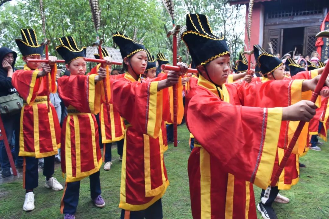 扮演成孔子的36个弟子,左手拿笛,右手执羽,跳起六佾舞祭拜孔子,以示对