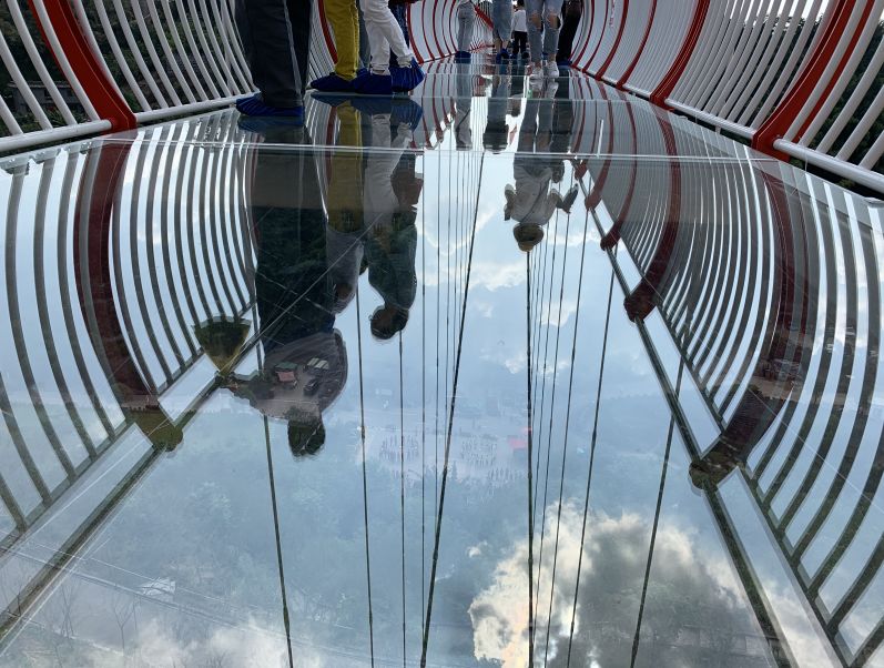 敢不敢来挑战最炫7d高空玻璃桥?