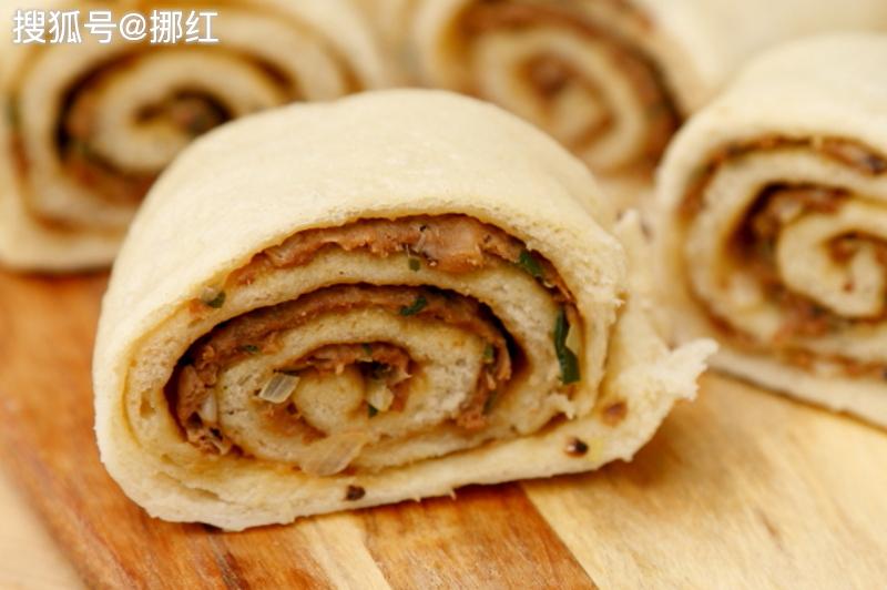 不会包包子捏褶,没关系哦,跟北京人学,两手一卷