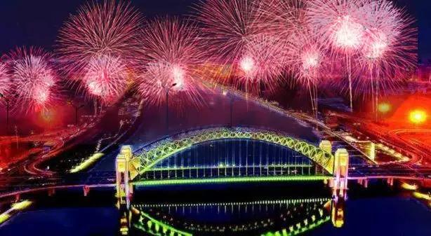 太原汾河焰火秀十万发礼花晚八点正式开始