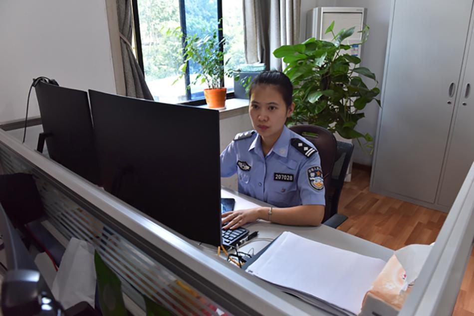 铁血柔情嫌疑人被抓捕归案后,彭雅婧的工作并没有结束.