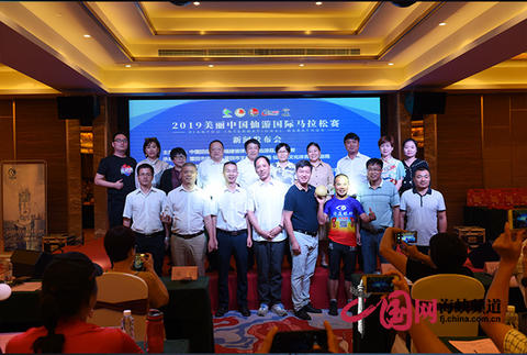 吴兰芳介绍仙游县情,仙游县文化体育和旅游局局长胡建新介绍赛事情况