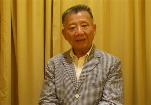 上这位艄公在现实生活中的身份也不简单,扮演艄公的演员叫做何炳泉,是