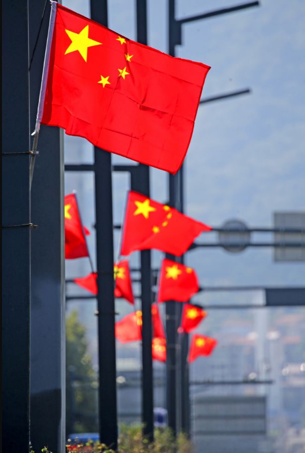 挂国旗啦连云港一片中国红