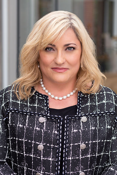 年,之后又出任总裁,其于2016年离开该公司并加入凯雷投资集团(carlyle