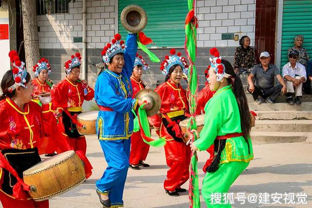 原創河南安陽馬投澗鎮紅色教研基地落戶王二崗村鮐背老人打花棍慶賀