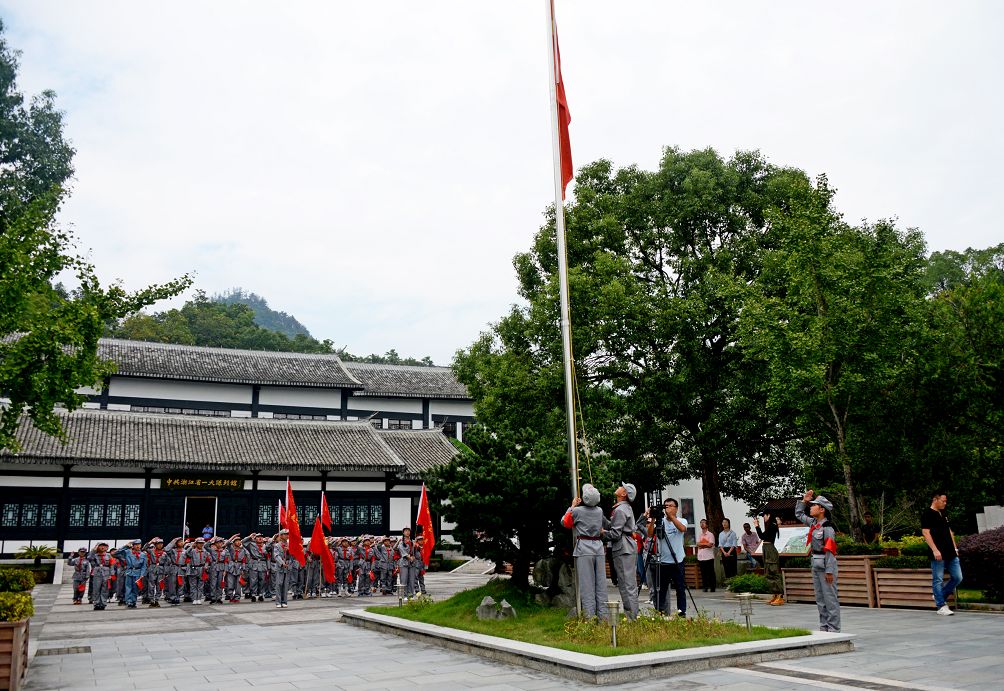 在省一大会址前,少先队员们举行升旗仪式,重温入队誓词听红军革命故事