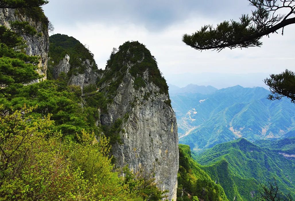 在刀背梁的最前端,建有凌雲亭,登上凌雲亭,便已