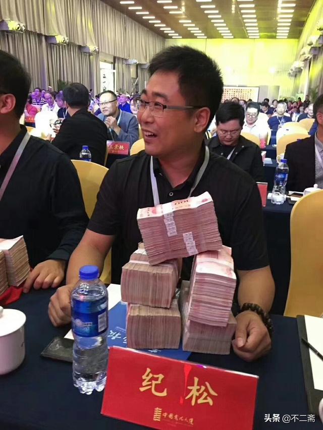 书法大赛颁奖,50万摆桌子上,直接发现金,太露味?网友:别眼红_奖金