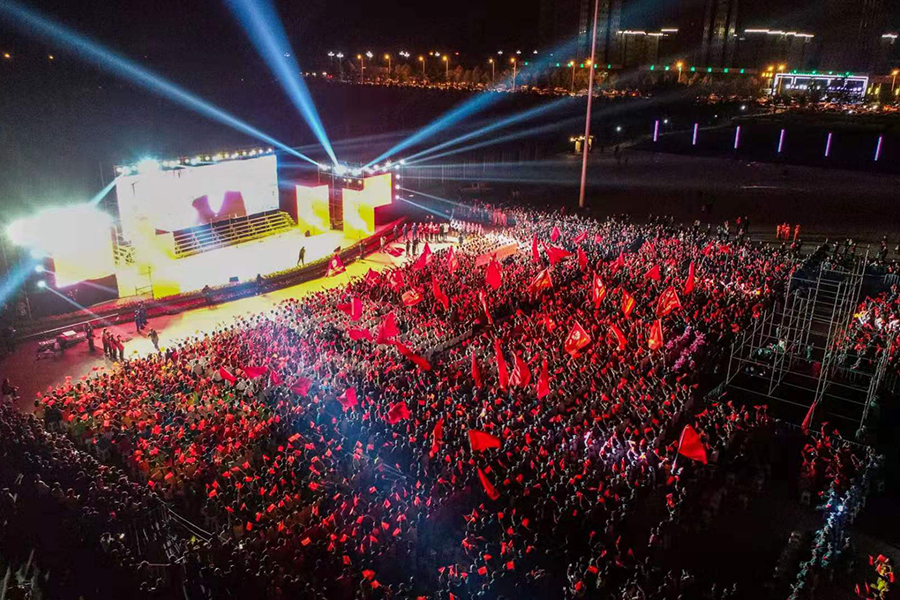 图为:现场观众图为:万人大联唱活动现场图为:大合唱《保卫黄河》图为