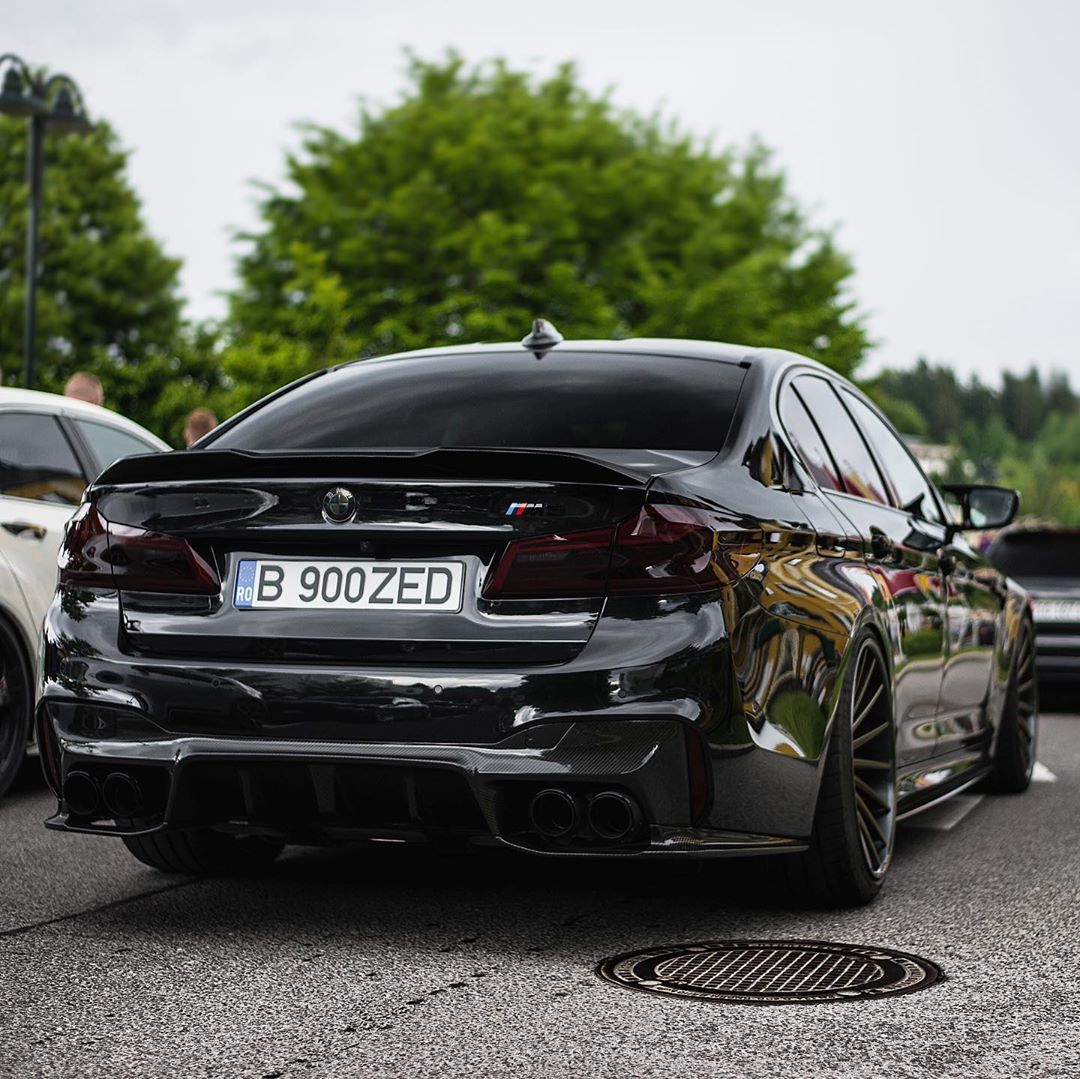 这辆全黑色宝马m5在亮灯的那一刻才是最帅!