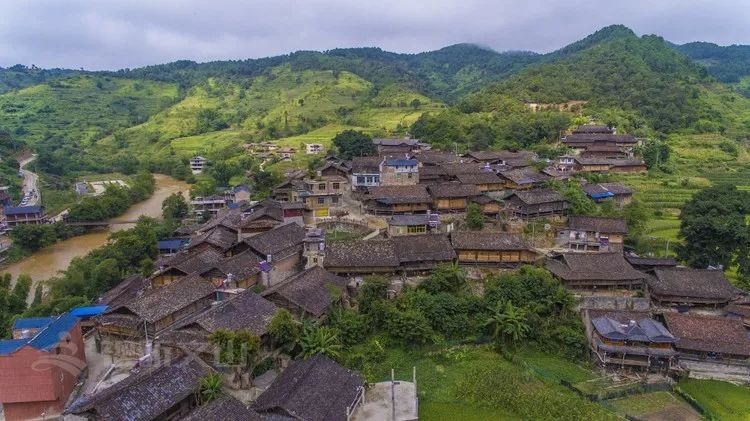 坡芽村获得了文山最美民族村的殊荣颁发荣誉证书并授牌