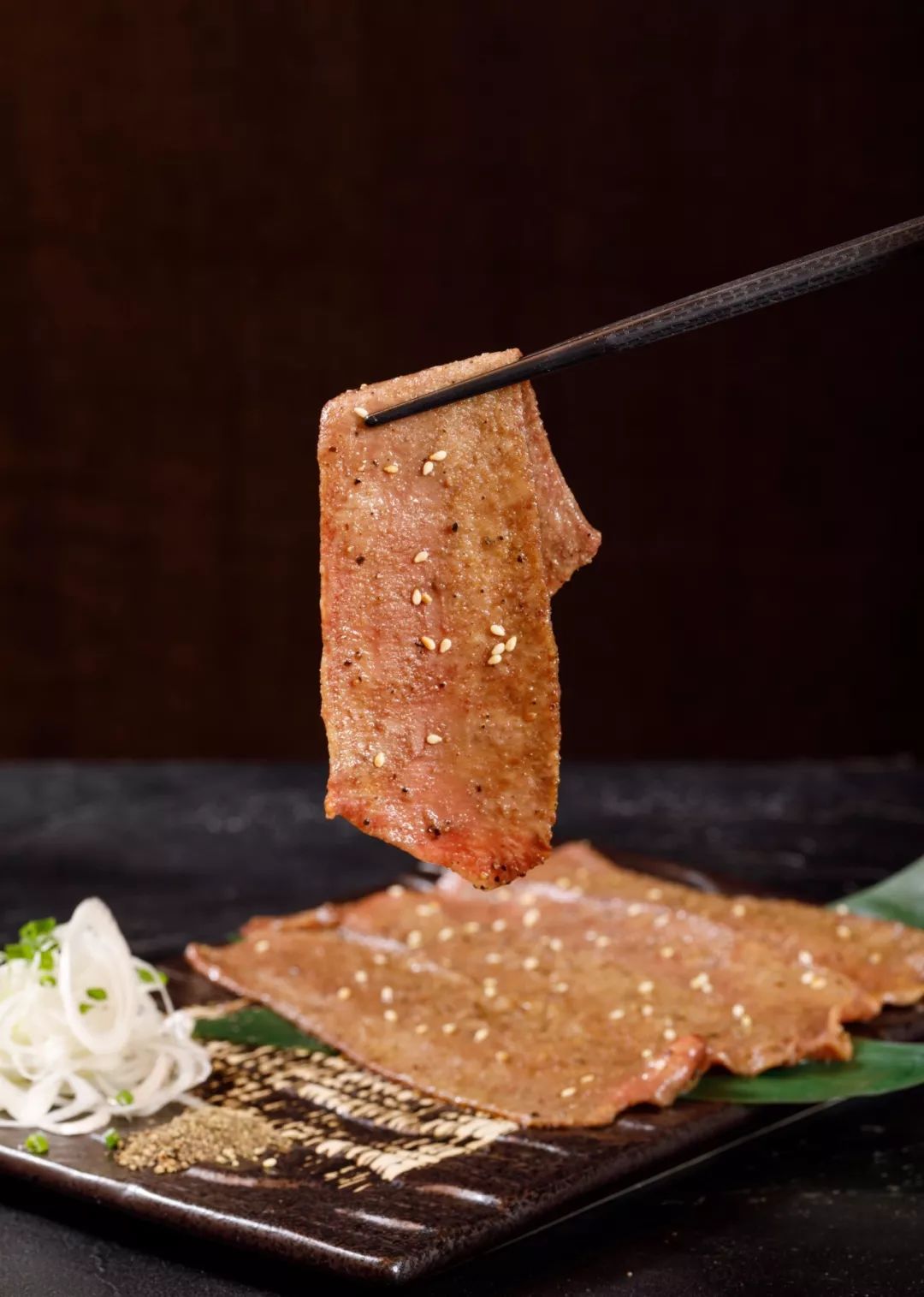 不得不说一下烤牛舌,在岩石表面,涂抹上一小块牛肉,等到