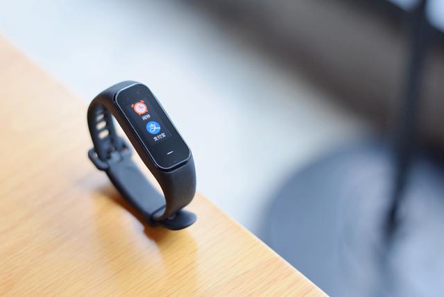 要知道目前大部分手环因为待机问题大多数采用的是黑白屏,小米