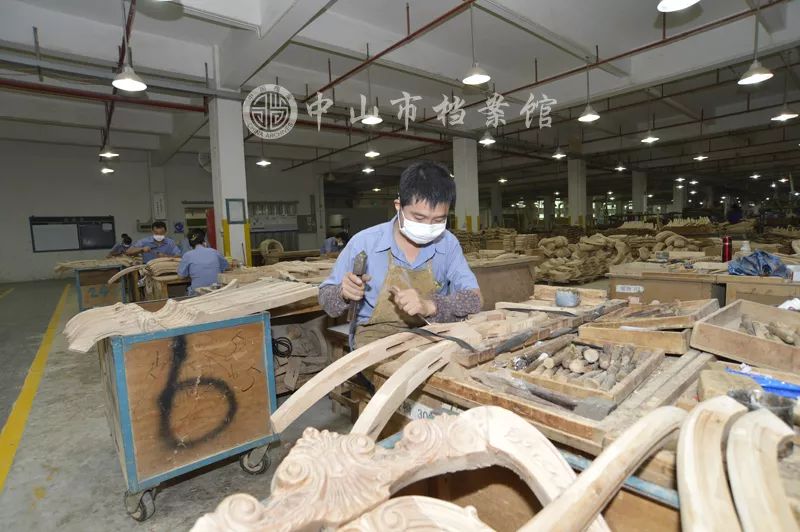 四海家具制造有限公司的工人正在制作家具,摄于2013年(中山市档案馆藏