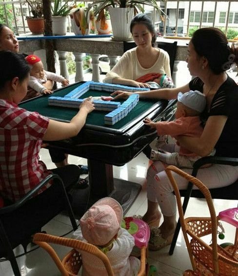 四个人打麻将,四个孩子在一边看,这样很不好吧