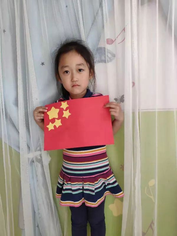 利用折,剪的方式制作了五角星并根据相应位置粘贴制作五星红旗.