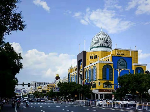 主要特色就是伊斯兰风情;西安也有一个回民街,以美味的小吃出名,相比