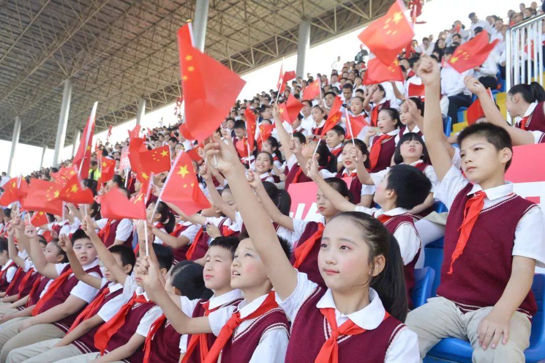 学生成长童唱新时代共抒爱国情北塘实验小学百名少先队员参加临渭区