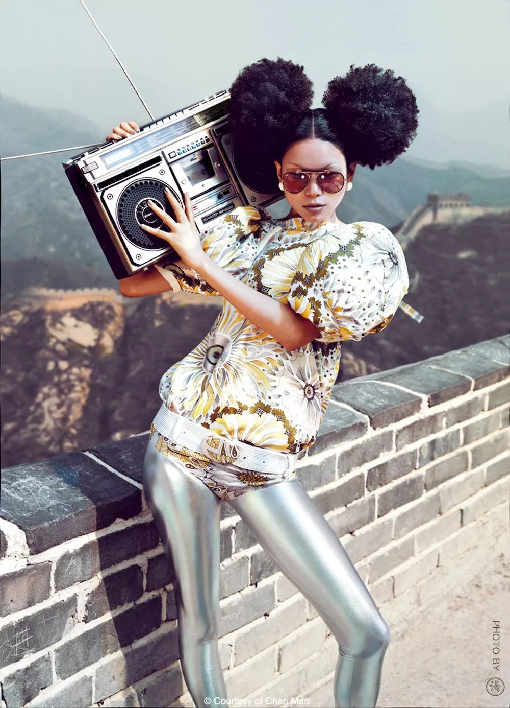 她让吕燕扛着录音机爬长城让杜鹃站在国旗下美极了