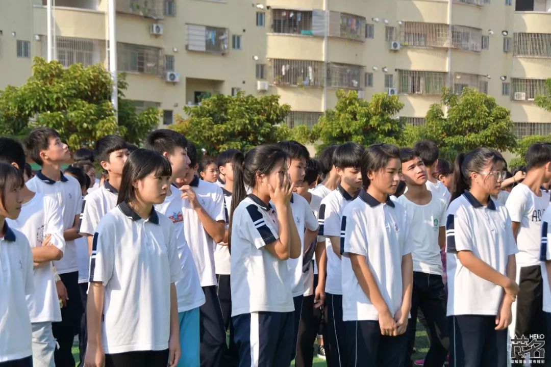 预告电白四中将举办千人摆拍70造型千人大合唱