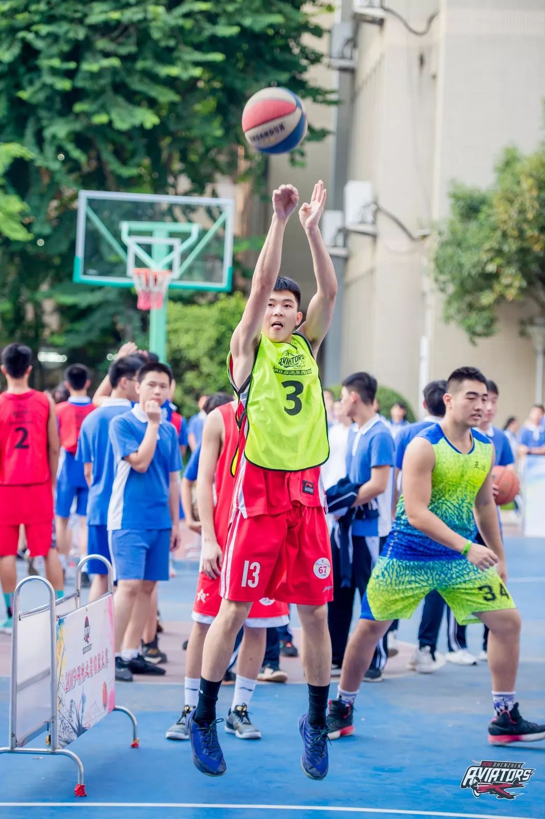 新世纪领航者篮球俱乐部青年队队员马明坤,李文豪现身平冈中学篮球场