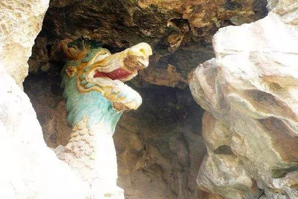 景点:火龙洞--时至金秋,龙澍峪崇山之中一股巨泉喷涌而出于千仞绝壁