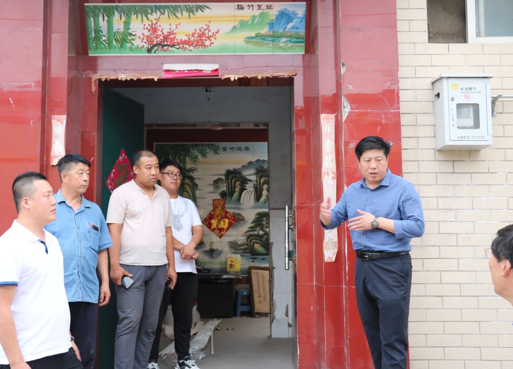 9月23日下午,党委书记段丽涛到村入户就"双代"连接及燃煤锅炉清理工作