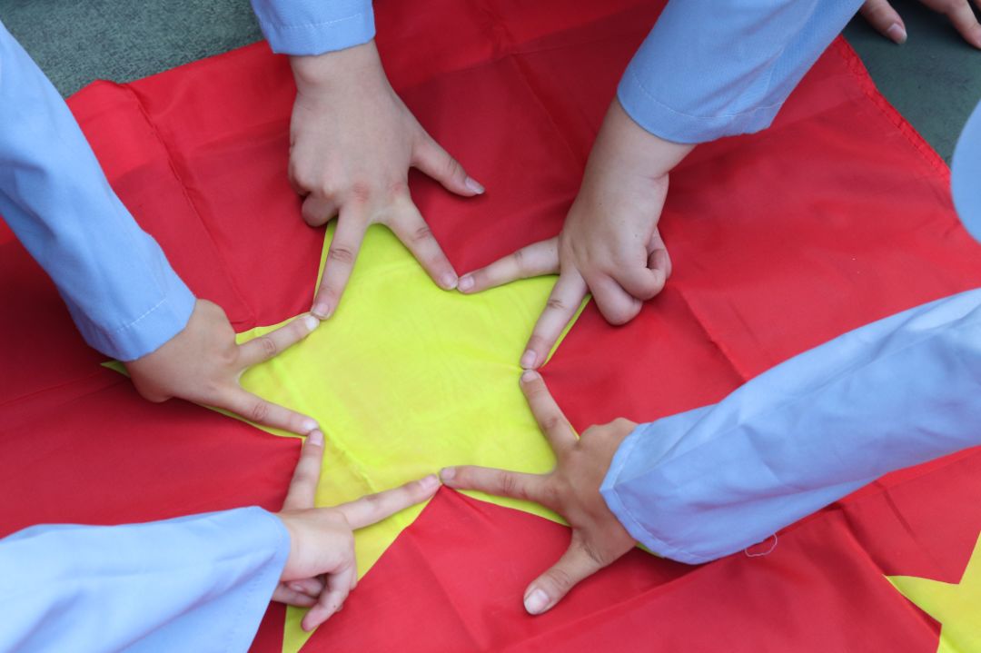 带着祝福和灿烂的笑脸与国旗合影排列出的70,爱心等形状的方阵松阳学