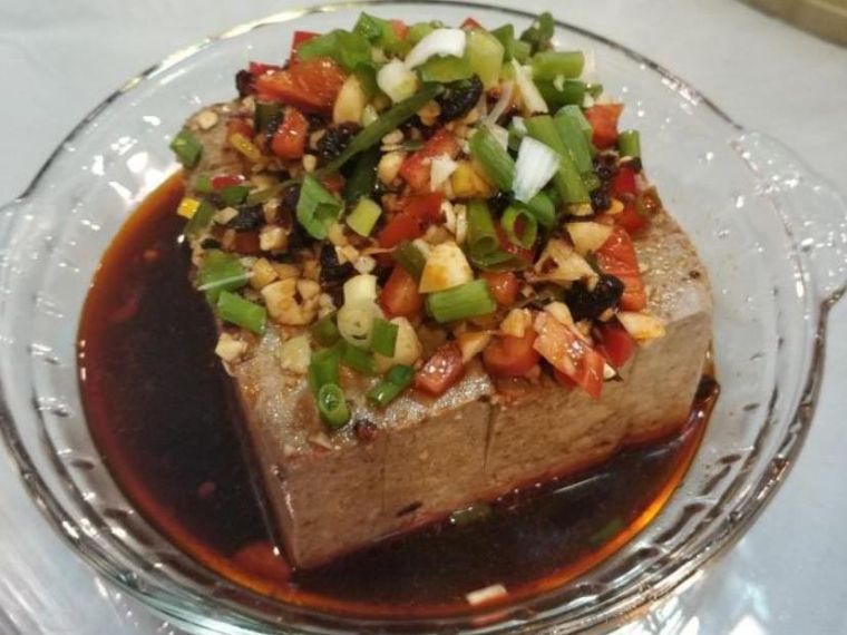 黑豆制成的黑豆腐,劲道结实,吃起来特别有口感,又足够爽滑.