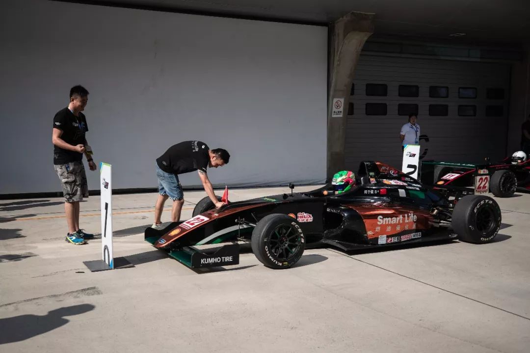 day1回顾丨克拉克夺杆 何子健致胜