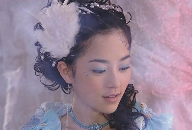 谢元真姐姐在里面饰演的雪精灵,虽然不是女一号.