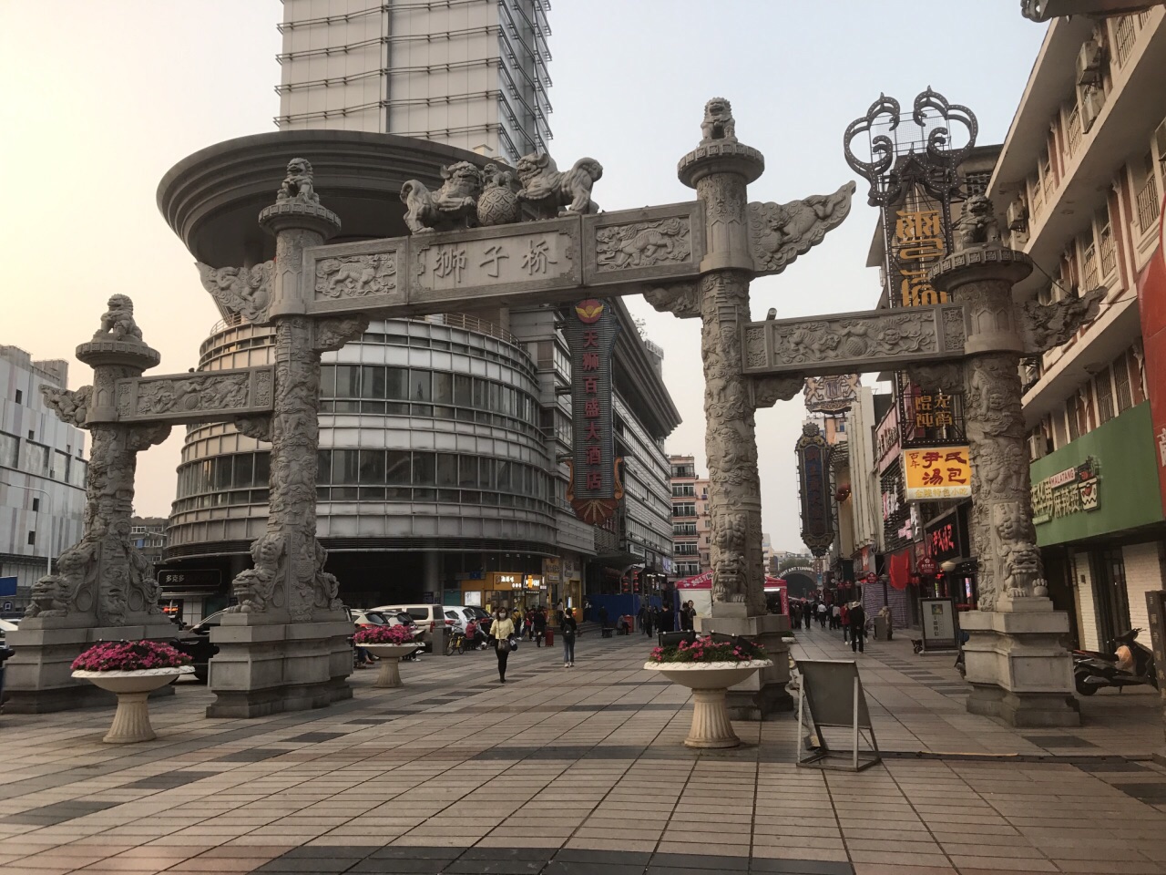 南京有一条非常出名的"狮子桥美食街",是南京著名的繁华地带,一座巨大