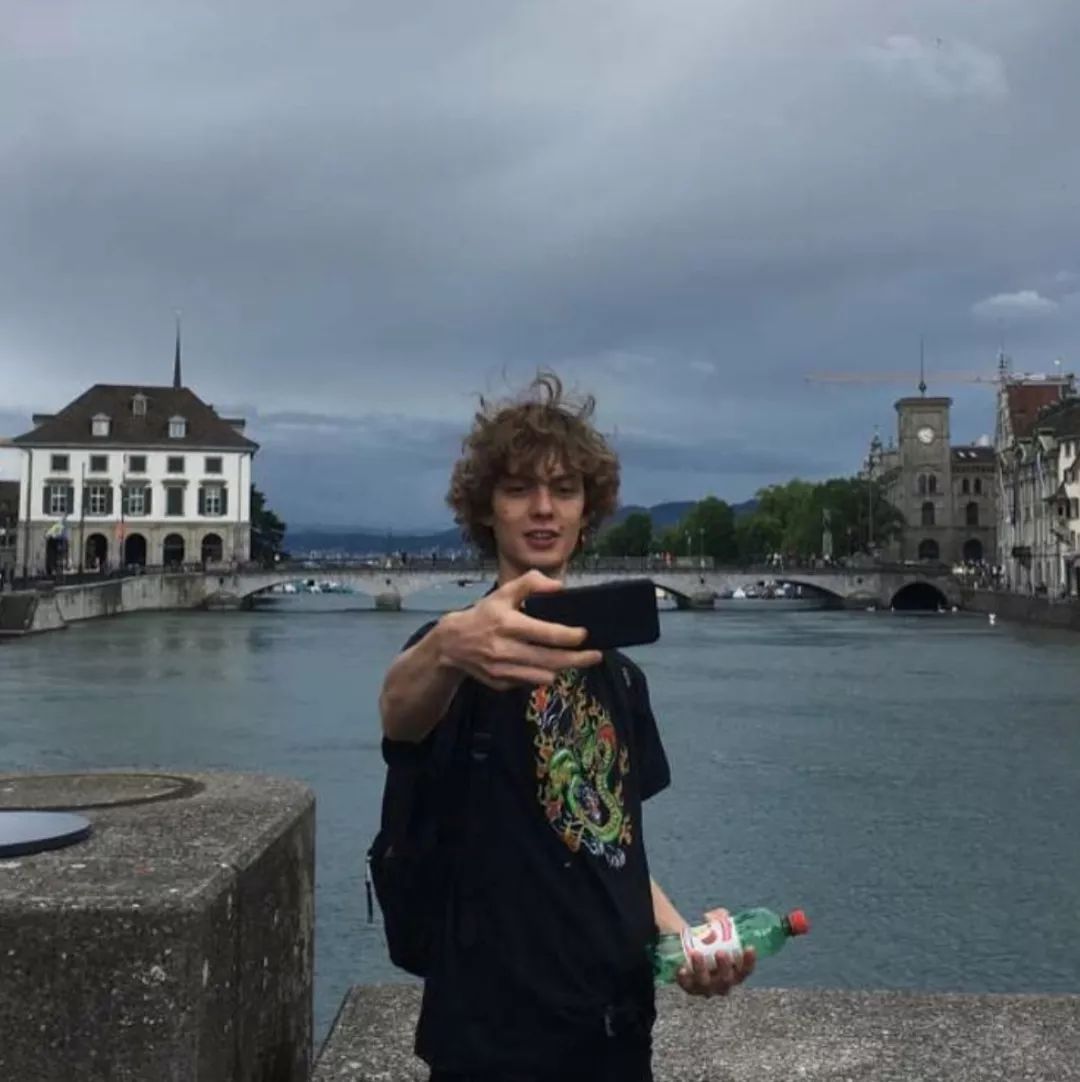 靠丧尸台步爆红巴黎时装周的他,其实也是个天使男模呀…_dame