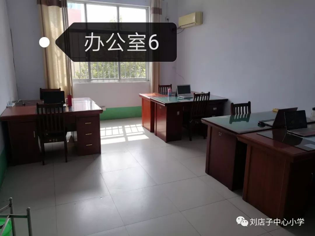 9月26日下午,教务处李主任带领检查人员对各教师办公室进行逐一检查.