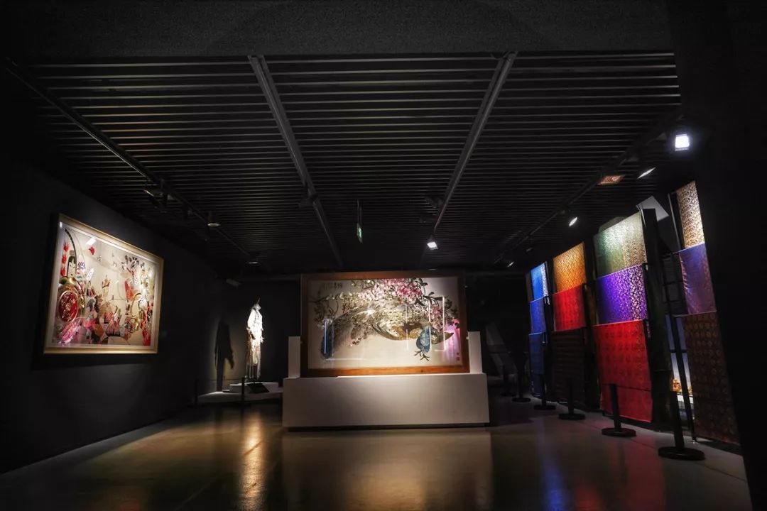 展厅内蜀绣区域在展览中,几乎每一项传统工艺展品都有相应的现代设计
