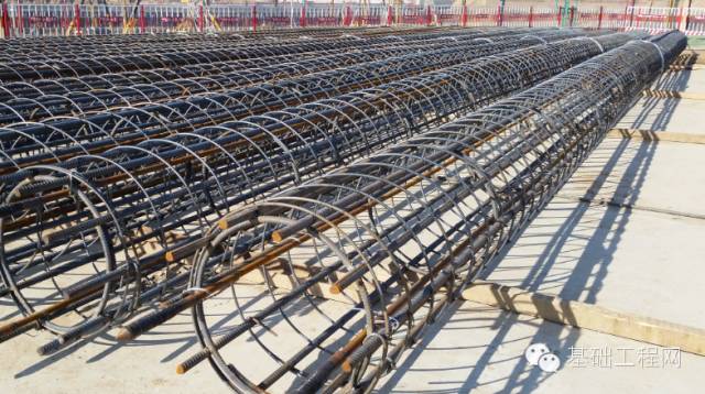 顺利衔接工序,保证工程质量,通过调整加劲箍间距,工程基础桩钢筋笼