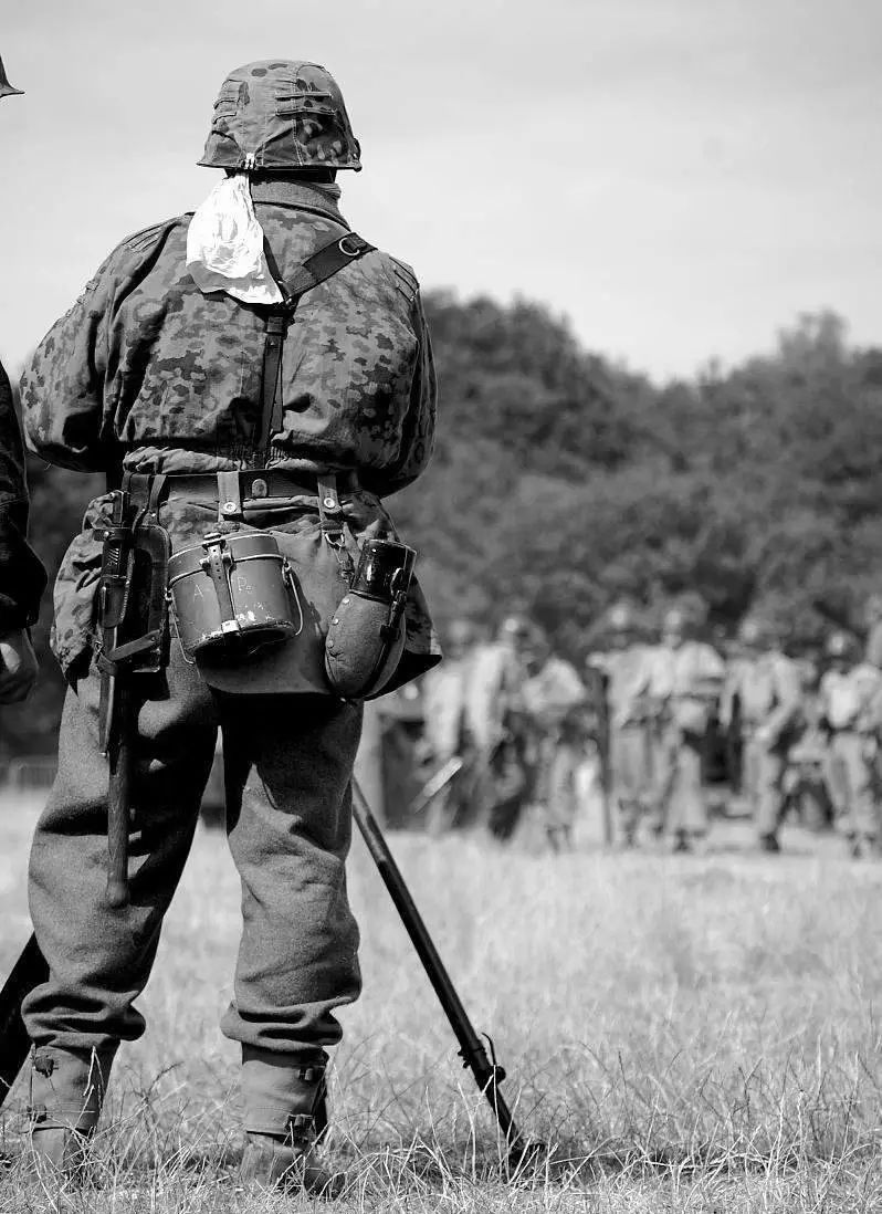 裹着"豌豆"迷彩罩的德军士兵,这种样式正是今天德斑迷彩的祖宗战后