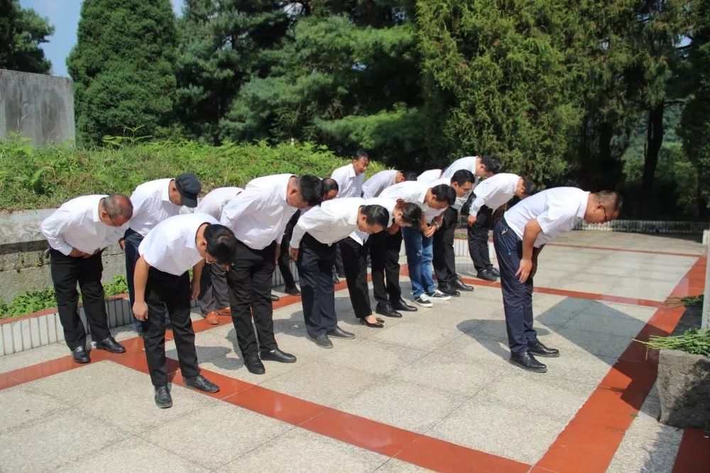 缅怀革命先烈观看烈士事迹图片展来源:三元乡编辑:罗洪本期编审:杨力