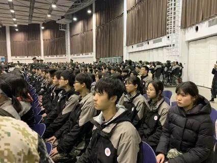 松江区立达中学的校服由立达中学的创始人之一的丰子恺先生设计,虽然