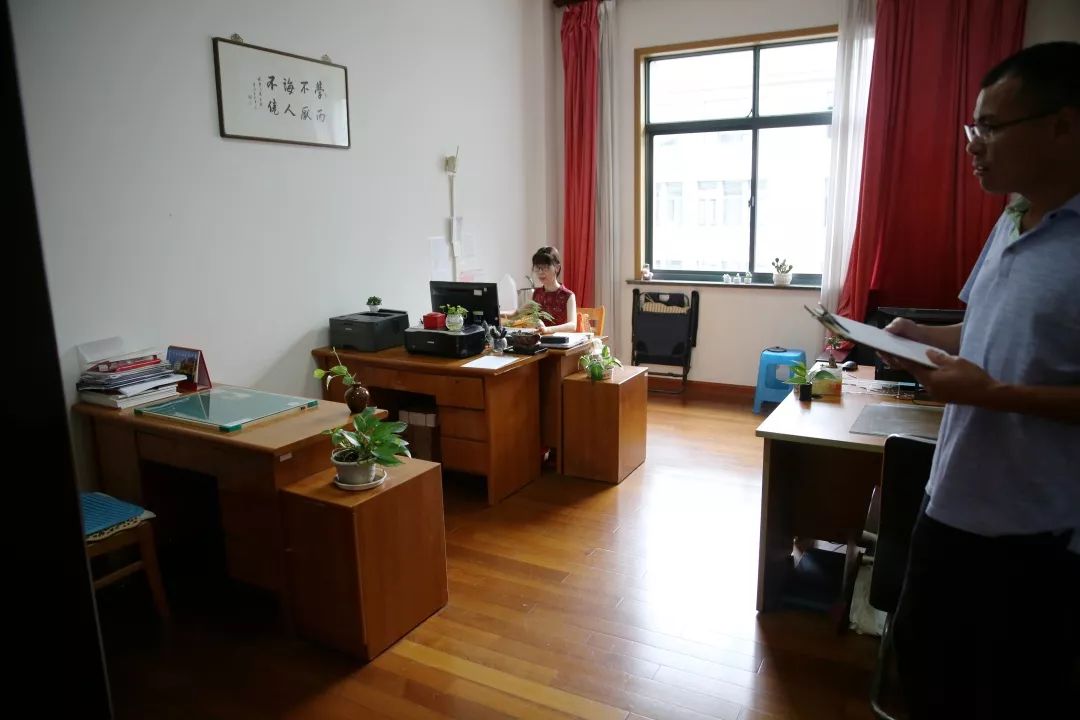 美化环境喜迎国庆教职工办公室教师寝室环境卫生检查评比