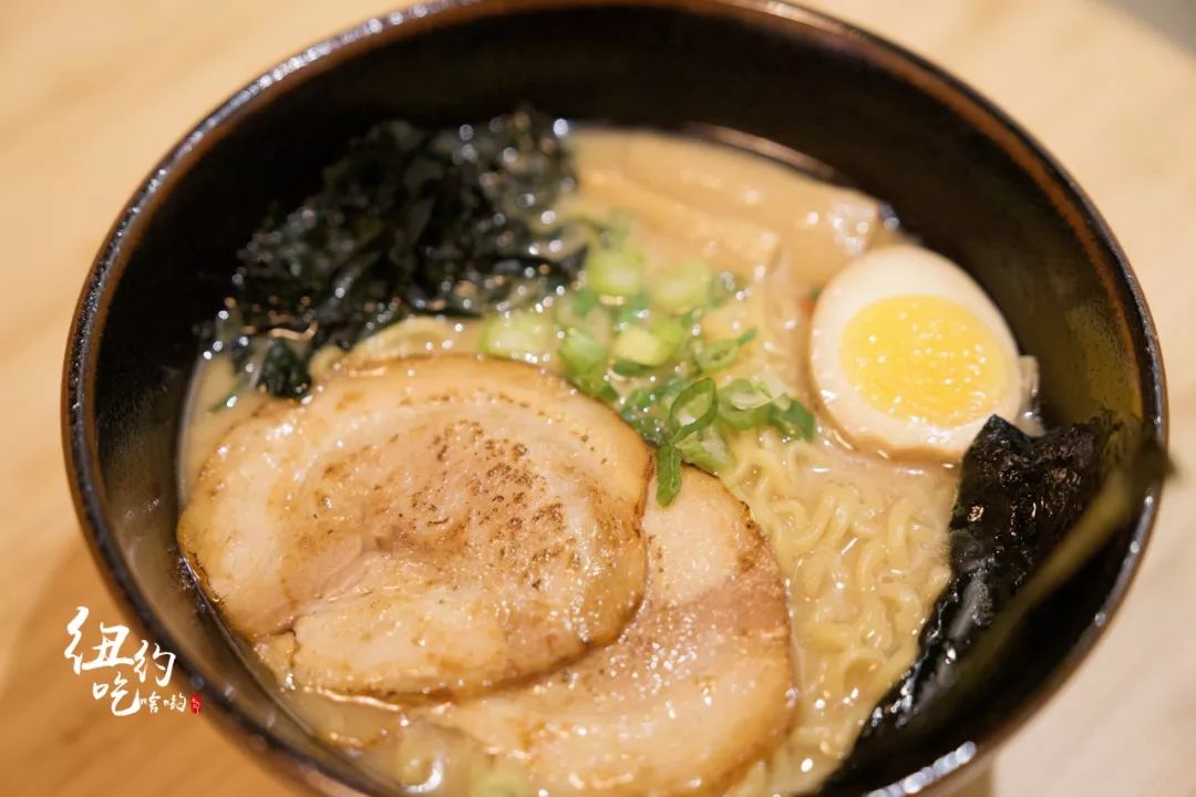 作为招牌的东京豚骨拉面果然名不虚传,用猪骨长时间炖出的汤散发出