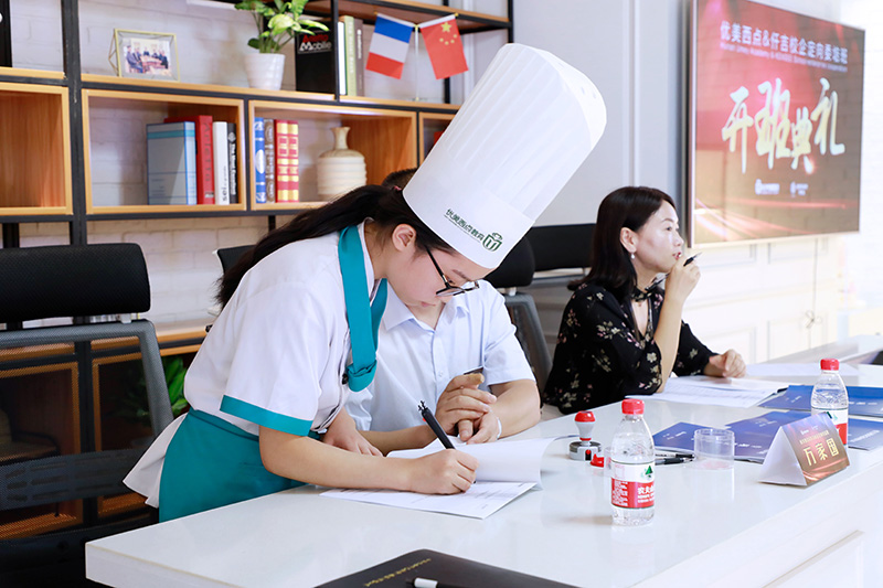 开班啦仟吉定向委培班开班典礼三方现场签订就业协议