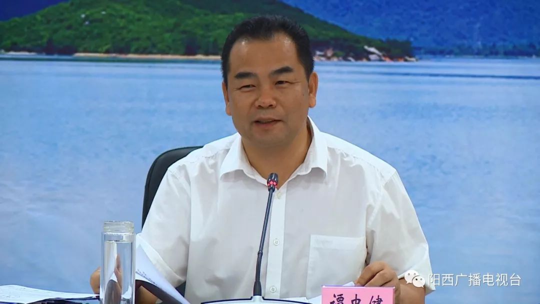 谭忠健主持召开八届六十六次县政府常务会议_工作