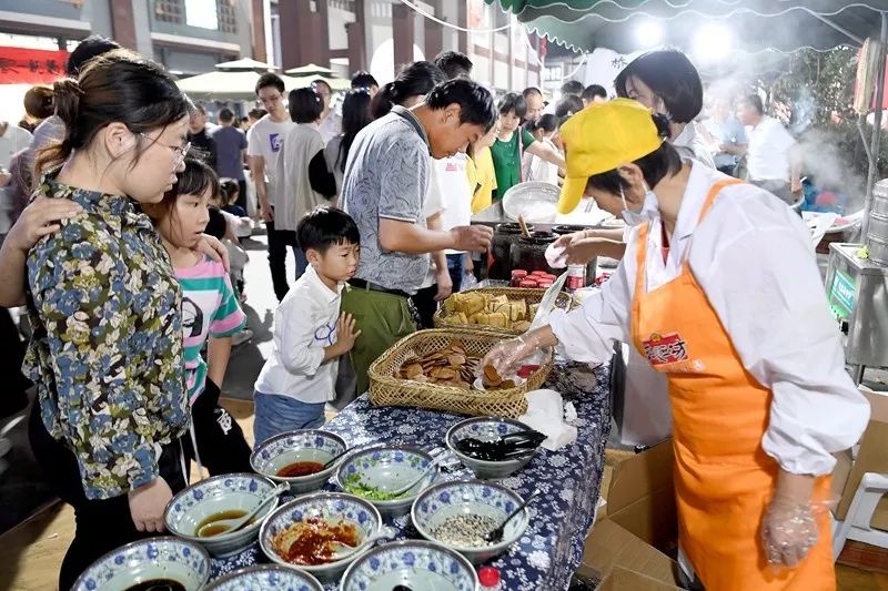 上虞风情街夜市魅力非凡,昨晚把区四套班子领导都吸引来了