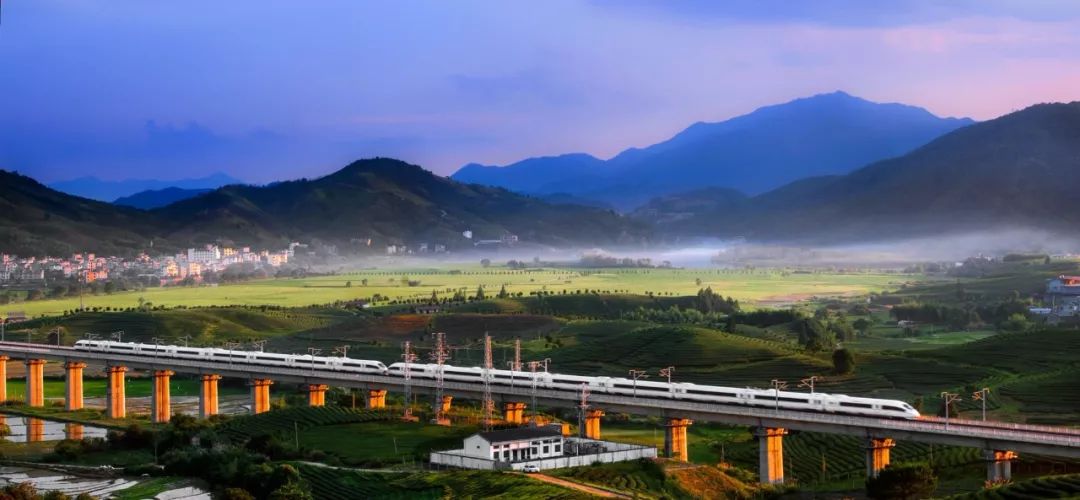 是国家铁路网杭广铁路和福建省"三纵六横九环"铁路网重要组成部分,与